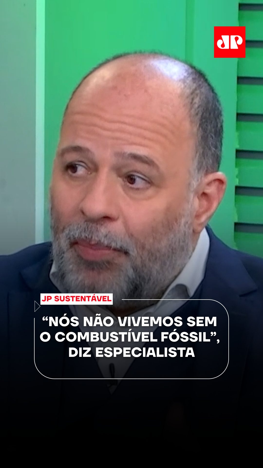 Durante a sua participação no JP Sustentável, o vice-presidente da Comissão do Clima da OAB-SP, Werner Grau Neto, afirmou que “não vivemos sem o combustível fóssil”. Ele destacou que é natural que empresas do setor destinem parte da riqueza gerada para pesquisas que apoiem a transição energética. O especialista também criticou os governos brasileiros, apontando que há excesso de “comando e controle”. Para ele, o Estado deveria adotar incentivos fiscais e reduzir a carga tributária sobre produtos e serviços que causem menor impacto ambiental. ▶️ Assista ao #JPSustentável na íntegra no canal da Jovem Pan News no YouTube 📺 Confira na JP News e Panflix 📌 Siga o nosso perfil @jovempannews #combustível #fóssil #petróleo #transição #enegética
