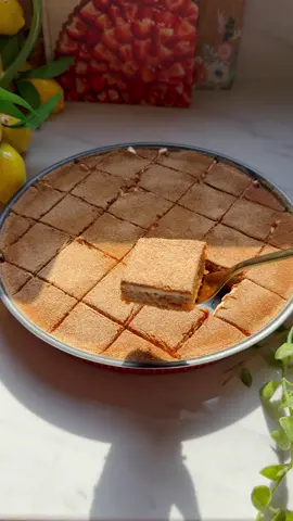 بسبوسة الحليب المحموس اولا في تاوة على النار اضع علبة ونص من حليب البودرة  واستمر بالتقليب على النار لما تتشقر  اتركها تبرد واخذ منها مقدار علبة للبسبوسة  المقادير بعلبة القشطة المعدن  في زبدية : حبة بيض+ م/ص فانيليا + ٣/٤ علبة سكر + ٣/٤ علبة زيت + علبة حليب بودرة محموس + علبة قشطة  اخلط لما يذوب السكر تماما اضيف علبة سميد+ علبة جوز هند ناشف + م/ص بكنج باودر+ ربع م/ص ملح  اضعها بالصينية تروح على فرن حرا ته ١٧٠ درجة مدة ٢٠ دقيقة من تحت فقط واسقيها ب ٣/٤ علبة حليب مكثف محلى +علبة حليب مبخر واضع عليها علبة قشطة قيمر ٢٥٠ غ  باقي كمية الحليب المحموس اخلط معاها ملعقتين سكر بودرة+ ربع م/ص ملح  وارشها على البسبوسة بالصفايه   واقطعها واقدمها بالعافيه 