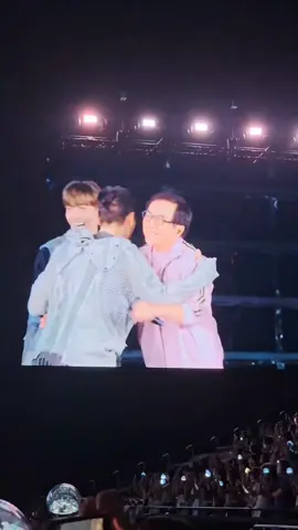 Keren banget ada Jackie chan di stage svt Hongkong  #jun #jackiechan #seventeen #fyp 