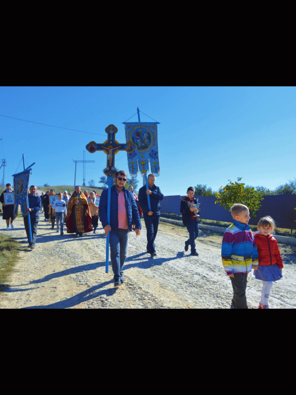🙏 В день Воздвижения Креста Господня прихожане села Извоаре, Фалештского района, посвятили праздник посту и молитве. После литургии они совершили Крестный ход к юбилейному Кресту, сопровождая путь молитвами и церковными песнопениями. ✝️