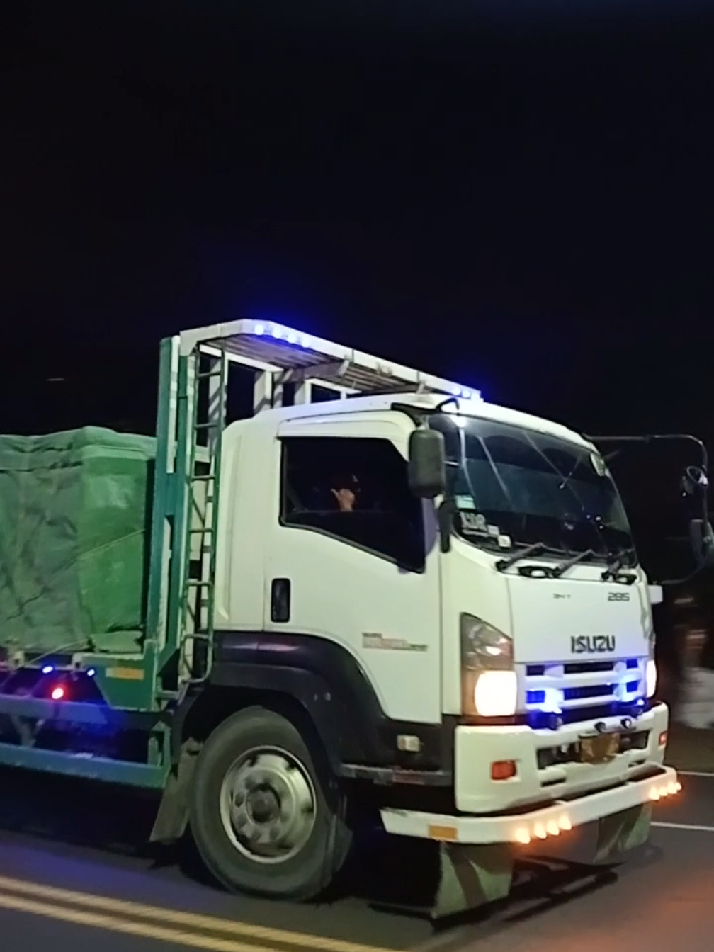 Pendukung pembangunan Gunungkidul, tronton 25ton kulep. merangkak naik Jogja lantai 2. #berandafypシ #fyp #supirtruck #gunungkidul #jogjaistimewa 