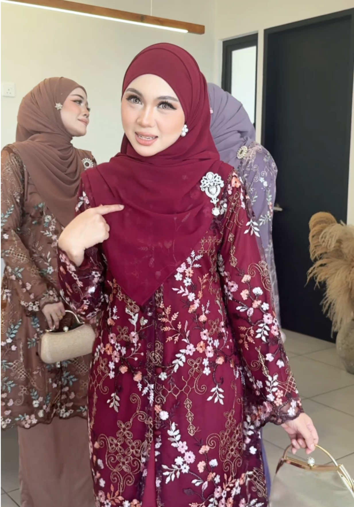 Design lace kalini nampak elegant betul dhla boleh bukak macam cardigan material takpanas selesa pulak tuu 😍 Kena ada satu dalam almari ‼️ Jom masuk live launching Isnin ni jam 9pagi 📍 #nfhboutiquegallery #kurung #kurungcantik #kurungmurah #bajuwanita 