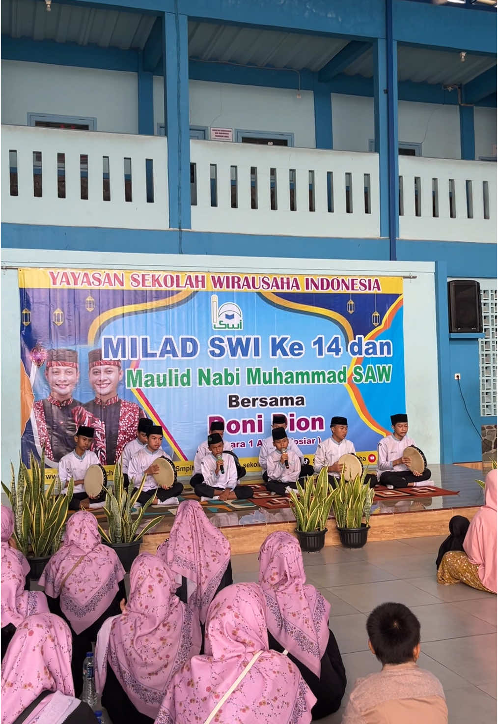 🎂Fourteen years of standing strong, fourteen years of serving with dedication. The 14th Anniversary of Sekolah Wirausaha Indonesia, together with the Commemoration of the Birth of Prophet Muhammad (peace be upon him), began with a soulful hadroh performance—reminding us of gratitude, blessings, and the spirit to continue serving with sincerity. 🎂14 tahun berdiri, 14 tahun mengabdi dengan sepenuh hati. Milad ke-14 Sekolah Wirausaha Indonesia yang dirangkaikan dengan Maulid Nabi Muhammad SAW diawali dengan lantunan hadroh penuh makna—menghadirkan rasa syukur, berkah, serta semangat untuk terus mengabdi dengan ketulusan.