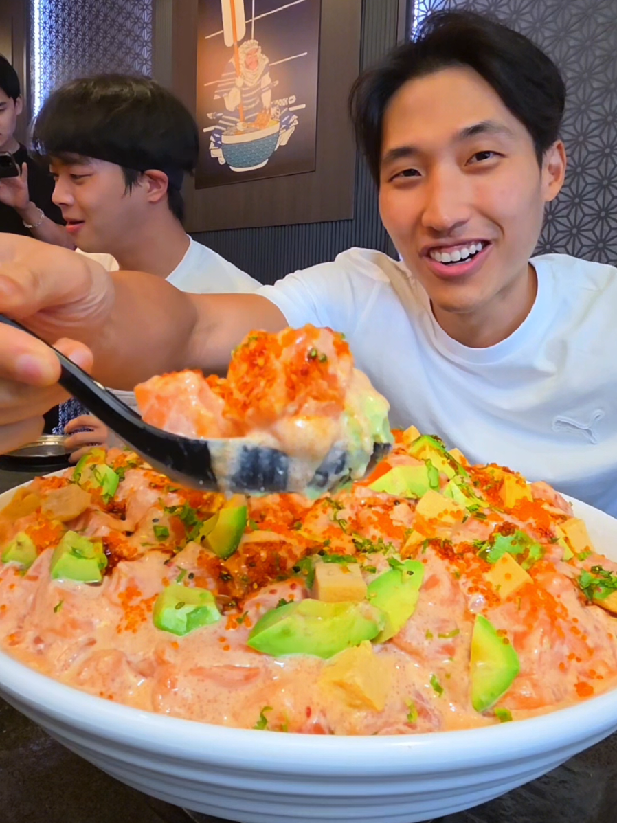 7KG of chirashi don...because normal-sized bowls are for quitters 😜  Big shoutout to Yuno for the (insane) effort and also Shinrai for making this happen. It was delicious but the richness is REAL towards the end. #sgfoodie #foodchallenge 
