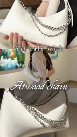 Cafe hopping with new Agefree collection Atwood chain bag ⛓️🤍 #fyp #agefree #taswanita #taslokal #belilokal 