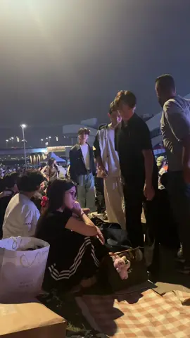 뒤에 돗자리 피신 분들은 오전부터 오셔서 자리 잡고 기다리셨는데 오후 8시 되자마자 뒤늦게 온 사람들이 앞에 쫙 서버려서 뒷 분들이 아예 안 보이는 상태였어요. 한화 봉사단 옷 입으신 분들은 뒤에 분들이 화나서 소리침에도 불구하고 불꽃놀이 구경만 하셨어요.몇몇 시민분들이 직접 나서서 저 몇백명 사람들을 앉히시고… 관계자 분들은 아무 조치도 취하지 않은 25년 불꽃놀이는 굉장히 별로였습니다! ㅠㅡㅜ #불꽃축제 #불꽃놀이