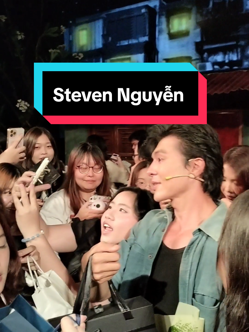 Steven Nguyễn được các fans nữ vây quanh sau khi diễn xong vở kịch Xóm Trọ Lắm Chiêu. Hậu cung đông quá rồi tui chen hông lại luôn #stevennguyen #xuhuong #giaitri #viral #haikich 