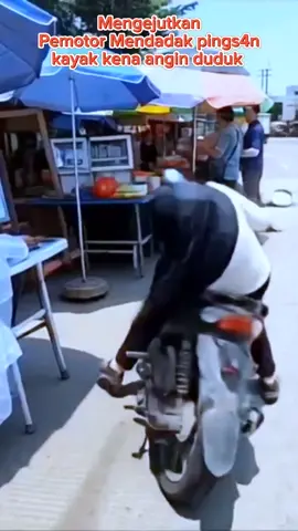 pemotor tiba tiba ngEkk kebelakang..