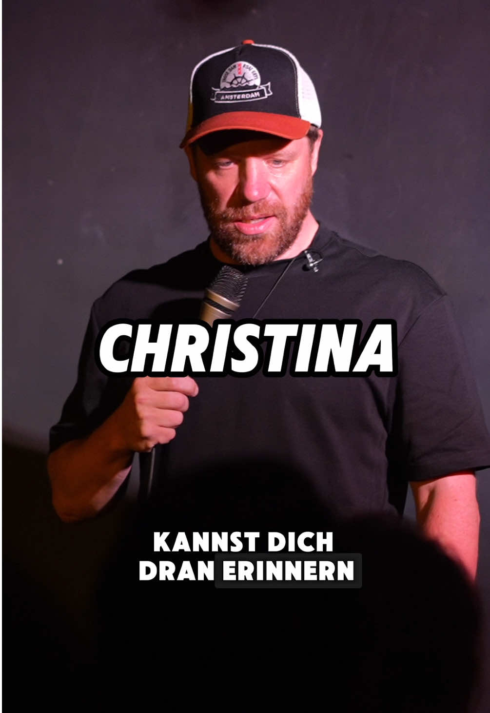 Leute, es gab Zeiten, da war ich selber Christina. Ich schreibe hier immer eine kleine Geschichte unter meine Videos und viele Leute lesen die auch und sie wissen, woher ich komme. Viele Leute sehen meine Bits und haben sofort eine Meinung, die in ihr Weltbild passt. Alles, was ich sage, kommt aus dem Herzen und ist gut gemeint. Es geht doch darum, Spaß miteinander zu haben. Ich war selber nie ein Bully, aber in meiner Schulzeit wurden viele Kids fertiggemacht. Die Bullys kamen oft selber aus sehr schwierigen Verhältnissen. Ich habe mich sehr oft gefragt, warum Kinder so unfair sein können. Ich habe selber Psychologie studiert und unfassbar viel Therapie gemacht. In den Jahren habe ich nie eine zufriedenstellende Erklärung gefunden, bis ich Gabor Maté gelesen habe. Sein Buch „Unsere Kinder brauchen uns“ hatte einen großen Einfluss auf mein Leben. Wir sehen die Bullys oft nur als Täter und das macht ja auch erstmal Sinn. Jedoch ist es für Kinder sehr wichtig, in einer harmonischen und strukturierten Familienhierarchie aufzuwachsen, in der die Eltern für das Kind da sind und eine sichere Bindung zu ihnen haben. Wenn Kinder nicht ihren Platz in einer sicheren Familienhierarchie haben, dann bilden sie ihre eigene Hierarchie, und diese Hierarchie ist brutal. Das ist auch in der Natur zu beobachten und es ist oftmals der Grund, dass sich das Verhalten radikal ändert, sobald keine gesunde Autorität im Raum ist. Es geht dabei nicht darum, autoritär zu sein, sondern die Kinder zu begleiten und sie an das Erwachsensein heranzuführen. Jeden, den ich kenne, der eine sichere, gesunde und fürsorgliche Bindung zu seinen Eltern hatte, hat etwas aus seinem Leben gemacht. Das Buch beschreibt diesen Prozess natürlich sehr viel tiefgreifender. Ich musste mir viele dieser Dinge selber beibringen und bin unfassbar dankbar für die Aufgaben, die das Leben mir gestellt hat. Ich könnte hier noch sehr viel mehr schreiben, jedoch begrenzen die Socials die Texte hier. Vielleicht schreibe ich bald mal einen Blog. Bis dahin, seid gut zueinander, denn wir haben nur dieses eine Leben. . . . . . #comedy #standupcomedy #kindheit #schule 