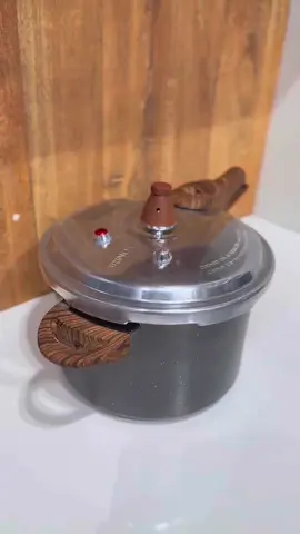 A Panela De Pressão Pressure 4,2L Granito - Brinox é perfeita para facilitar seu dia a dia na cozinha. Projetada para cozinhar alimentos de forma rápida e eficiente, economiza tempo e energia. Com um design moderno e sofisticado, traz elegância e estilo ao ambiente.  Compatível com fogão todos os fogões e você encontra nas lojas , site e app da Preçolandia❤️ COMPRE PELO TIKTOK SHOP!  #preçolandia #paneladepressao #revestimentoceramico #receitasaudável #receitapaneladepressao 