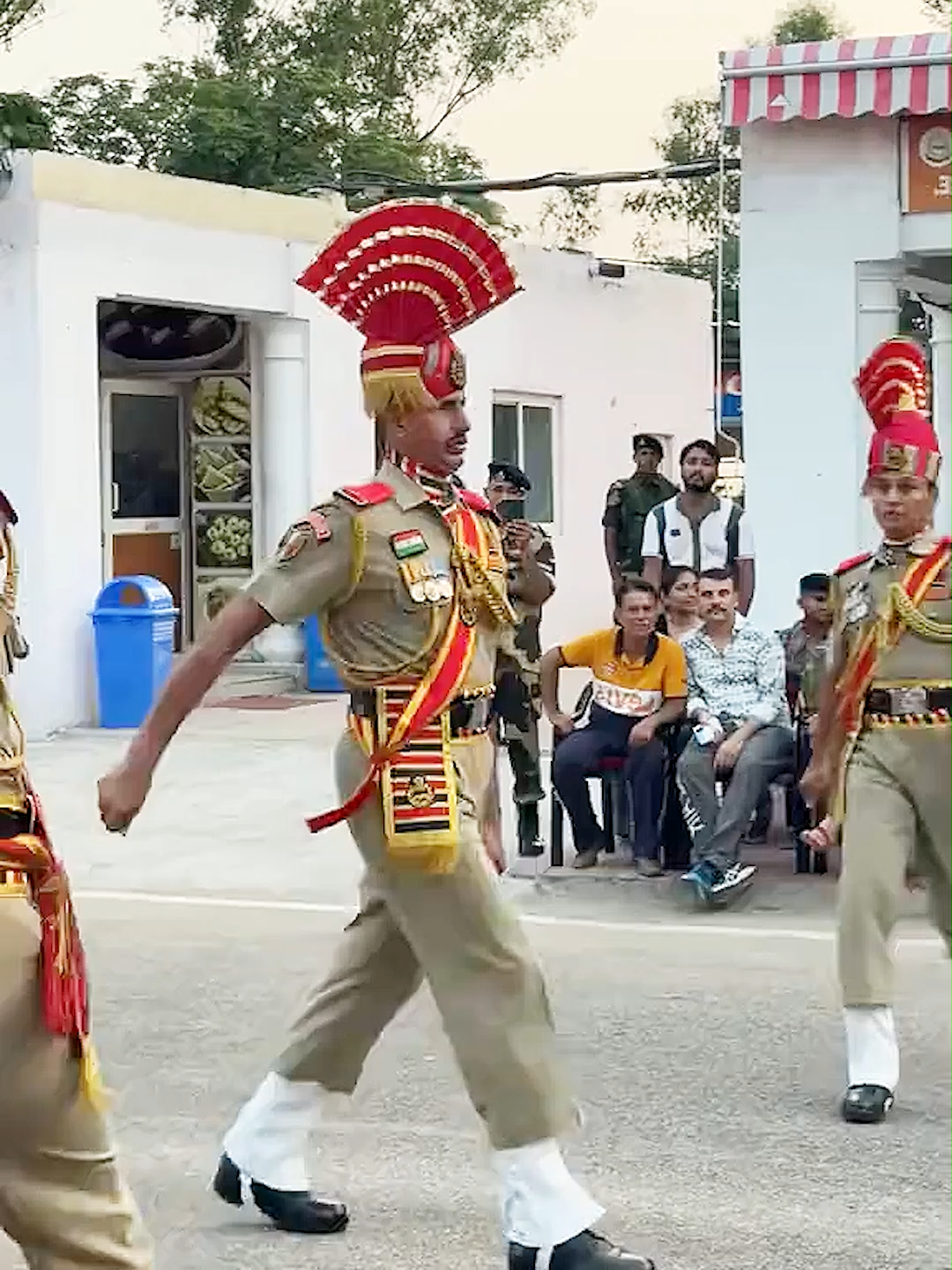 The flag lowering ceremony at the India Pakistan border has been held by both sides since 1959. Despite the complex and tense relationship between the two countries, this tradition symbolizes formal peaceful coexistence. The ceremony includes the synchronized lowering of flags by border soldiers from both countries, dignified kicking, saluting, and the solemn closure of the border gates. Waghkh is located 18 kilometers west of Amritsar, India and 17 kilometers east of Lahore, Pakistan, on the border between the two countries. Since the partition of India and Pakistan, the border troops between India and Pakistan have been engaged in a fierce ceremony of closing and lowering flags at the Waghh port every morning and evening. Both soldiers raised their feet as much as possible and dropped heavily in order to make their footsteps louder than the other. Use the loud sound of leather shoes knocking on the ground to showcase the military appearance of the country. The decoration on the distinctive military uniforms of India and Pakistan resembles a cockscomb, and two Indian and Pakistani soldiers compete with each other as if two roosters are facing each other. In the end, amidst the tense atmosphere, soldiers from both countries shook hands and quickly closed their ports, lowering their national flags. This unique landscape is staged every day, attracting tourists from all over the world to visit. Even in 2009, a documentary called 'Wagner' was filmed to document these unique scenes. On May 11, 2025, India and Pakistan resumed their daily joint flag lowering ceremony at the Wagga Port, with cheers from the audience. #India#Pakistan#soldier#whiteflag #top#hot