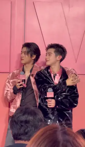 Ỏ 🫣🫣 muốn thoát khỏi tay anh đâu có dễ Ảnh cầm tay nhỏ chặt lắm ắ🤭🤭🤭💙💚 #PSPW  #progresspassawish  #almondbabybigboy  #ภภ #almondprogress 