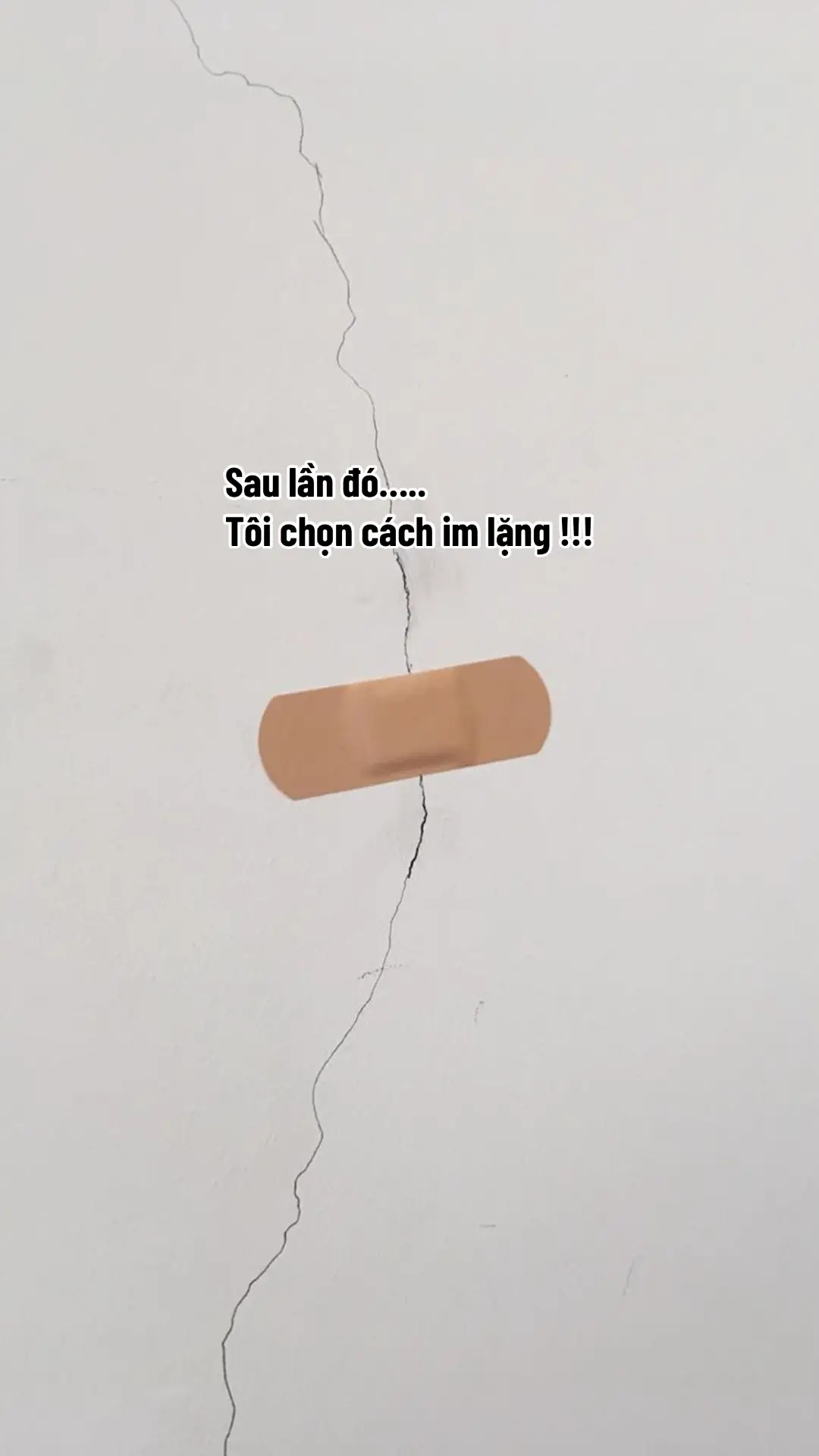 Đến một độ tuổi nào đó, người ta tự nhiên im lặng hơn. Không phải vì không còn điều gì để nói. Mà là có quá nhiều điều... nói ra cũng chẳng để làm gì. Vì hiểu - là để sống cho đúng. Còn nói - đôi khi chỉ để chứng minh mình đúng. Nhưng chứng minh để làm gì, khi người ta chưa chắc đã muốn nghe? Cuộc đời không thiếu những người thích giành phần đúng, Nhưng lại rất hiếm người chịu đặt mình vào vị trí người khác để hiếu. Nói ra chỉ khiến người khác chạm tự ái, rồi buồn lòng, rồi xa nhau. Có những tình cảm, thoạt nhìn tưởng chân thành Nhưng hiểu rồi mới biết: có điều kiện, có giới hạn. Có những con người, ban đầu tiếp xúc thấy rất tốt, Nhưng càng hiểu sâu lại càng thấy - nên giữ một khoảng cách. Hiểu - để tỉnh. Im lặng - để không làm tổn thương. Và đôi khi, để giữ lại chút tình cảm cuối cùng, dù ít ỏi. Chúng ta không cần phải nói hết ra. Không cần lúc nào cũng 