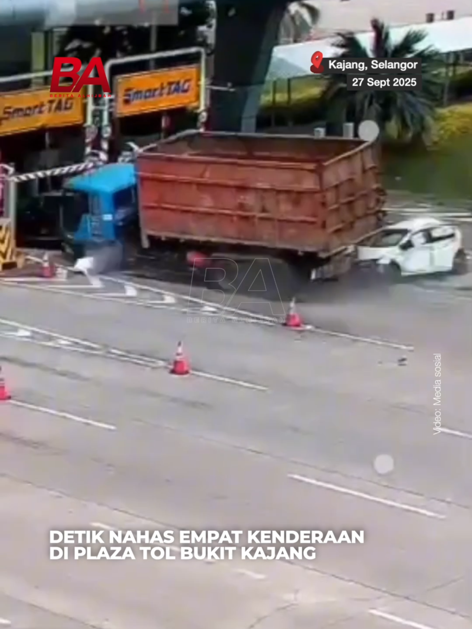 Detik nahas empat kenderaan di Plaza Tol Bukit Kajang, di Kajang, pagi tadi, berjaya dirakam menerusi rakaman litar tertutup (CCTV). Nahas tersebut mengakibatkan seorang bayi berusia 12 bulan maut sementara lapan lagi cedera dalam nahas melibatkan sebuah lori tiga tan, kenderaan pacuan empat roda milik Jabatan Kerja Raya (JKR), kereta Honda City dan Proton X70. Tekan link untuk berita penuh.