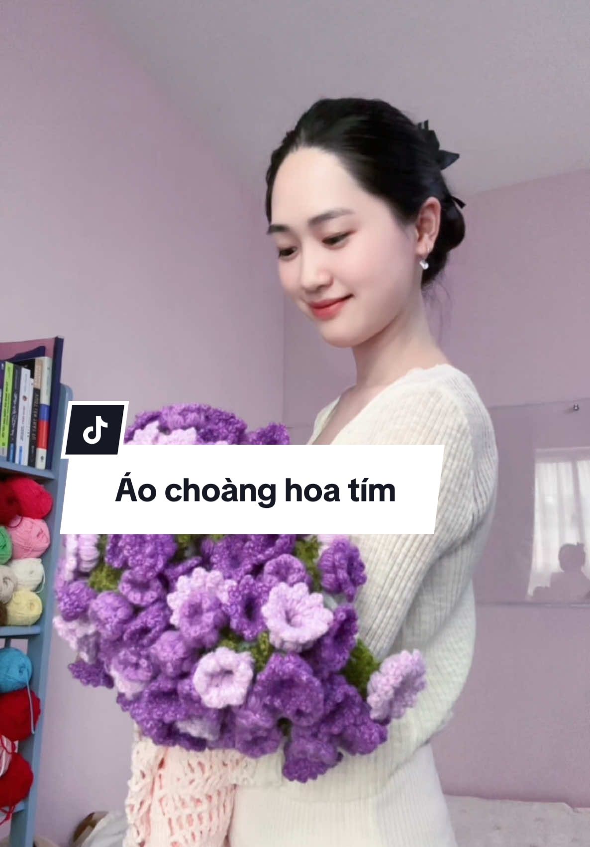 Chiếc áo choàng hoa chuông tím thật sự nổi bật và tinh xảo, như một tác phẩm nghệ thuật được móc nên từ đôi tay khéo léo. Thân áo được móc ren với gam hồng nhạt và trắng kem, mang lại cảm giác nhẹ nhàng, thanh thoát. Viền áo được điểm xuyết bởi hàng trăm bông hoa chuông tím li ti đan xen cùng lá xanh, tạo nên hiệu ứng như một khu vườn nhỏ đang bung nở trên nền vải. Khi trải rộng, áo xòe ra tựa cánh quạt hoa rực rỡ, vừa phảng phất nét thơ mộng, vừa toát lên vẻ sang trọng. Không chỉ là một chiếc áo choàng giữ ấm, mà còn là một bó hoa lớn khoác trên vai, mang theo cả hơi thở dịu dàng của mùa xuân.  #LÈN #móclen #crochet #aochoang #hoalen 