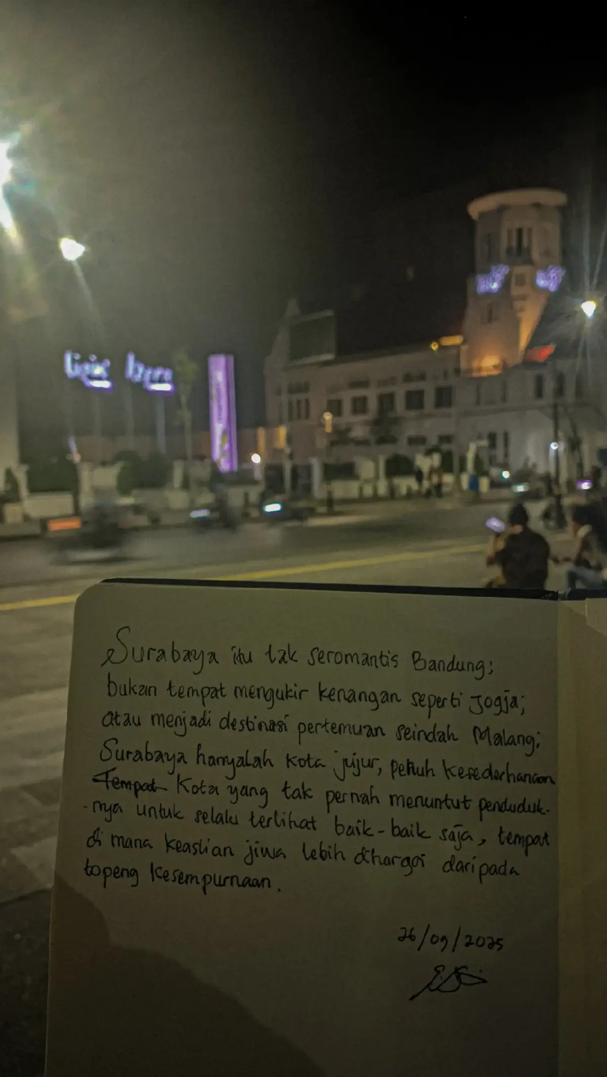 Surabaya itu tak seromantis Bandung; bukan tempat mengukir kenangan seperti Jogja, atau menjadi destinasi pertemuan seindah Malang.  Surabaya hanyalah kota jujur, penuh kesederhanaan. Kota yang  tak pernah menuntut penduduknya untuk selalu terlihat baik-baik saja; tempat di mana keaslian jiwa lebih dihargai daripada topeng kesempurnaan. #surabaya #kotalamasurabaya #bandung #malang #jogja #kotaromantis #wisatasurabaya #jawatimur 