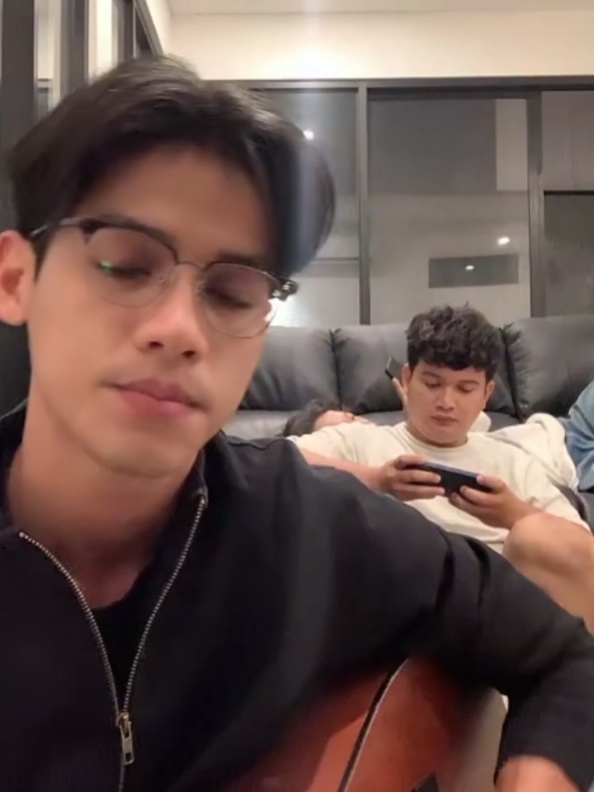 versi full di nyanyiin Abang🤭🥹 @adzando @davemaa  Titik Temu by @espressoband_id  #titiktemu #bencijadibucin #adzandodavema #esspresso #coversong 