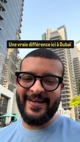 À Dubaï, tu peux littéralement vivre dans ta communauté 🏙️ Salle de sport, piscines, coworking, restos, livraisons 24/7… tout est à portée de main. C’est ce qui surprend souvent les nouveaux arrivants : tu n’as presque jamais besoin de sortir loin de chez toi. Dans mon cas, vivre à Downtown, c’est être à 5 minutes de Burj Khalifa et du Dubai Mall, avec tous les services autour de moi. Un confort unique, propre aux Émirats. Et toi, tu pourrais vivre sans jamais quitter ton quartier ?