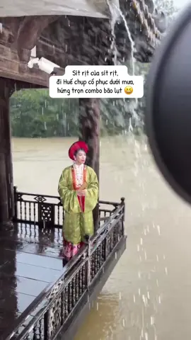 Sít rịt của sít rịt, đi Huế chụp cổ phục dưới mưa, hứng trọn combo bão lụt 😆 #hue #muabao #chupanhhue #vietphuc #xhhhhhhhhhhhhhhhhhhhhhhhhhhhhh 