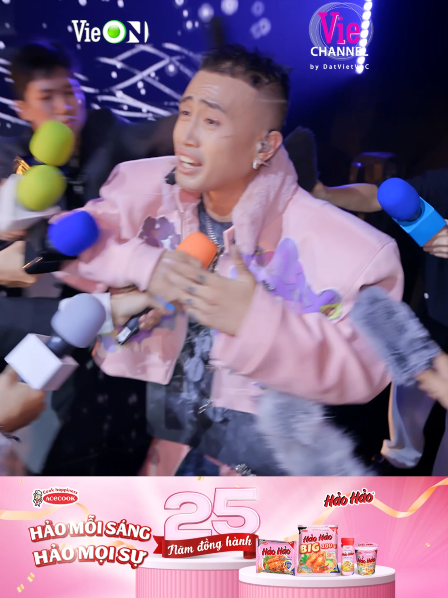 Trái ngược với hình ảnh gang gang hằng ngày, đội quân rapper đã thể hiện hết mình với style kẹo ngọt, màu sắc #AnhTraiSayHi #ATSH #AnhSayHi2025 #Viechannel #VieON #DatVietVAC #TikTokGiaiTri #OGENUS #PHUCDU #BIGDADDY #HUSTLANGROBBER #DILLANHOANGPHAN