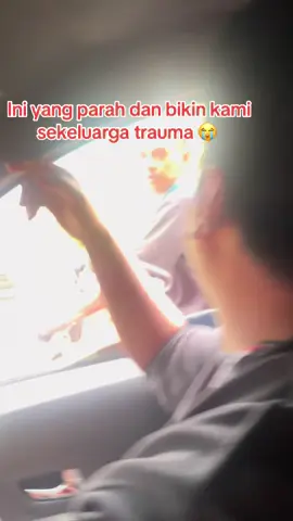 Pelaku menelepon kawan nya dan bilang ke warga klo kami nabrak dia padahal tidak sama sekali justru dia yang tiba2 menyerang melakukan penyerangan ke suami saya  dia mukul nendang mobil 😭🙏🏻 #cianjurselatan #ciwidey #ciwideybandung 