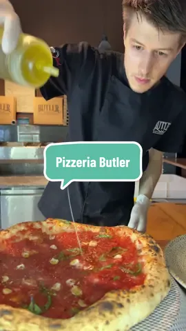Skriveni dragulj za ljubitelje pizze! 🍕 📍Pizzeria Butler, Ulica Ivana Bunića Vučića 7, Zagreb ✨ Butler je pizzerija koja se ne reklamira, ali među ljubiteljima pizze uživa posebno poštovanje. Tijesto od brašna tipa 0, fermentacija do 48 sati i San Marzano rajčice kao baza – rezultat je pizza koja spaja rustikalnost i moderan pristup. Od tri pizze koje sam probao, Marinara je trenutačno najbolja koju sam jeo u Hrvatskoj, dok je Gamberetta i najposebnija pizza koju sam probao ove godine. Za ljubitelje pikantnih pizza – velika preporuka za Peperencino 3.0. 💰Cijene: ✨Marinara - 8,50€ ✨Gamberetta - 15,00€ ✨Peperoncino 3.0 - 11,00€ #pizzeriabutler #napoletana #zagreb #fyp 