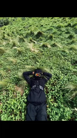 tiduran di sabana senyaman ini with kacamata kece 😎🔥.                    #merbabu #merbabumountain #gorpcore #pendakifomo #fyp 