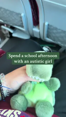 Today its weekend so this video was made in friday, and yes, i bring Bean to school and thats okay!!💚🦕🫶🏻 #actuallyautistic #neurodivergent #ESSA #spendthedaywithme #emotionalsupport 