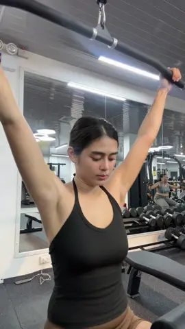 Lat pulldown #khrystamhaevlog #latpulldown #backworkout 