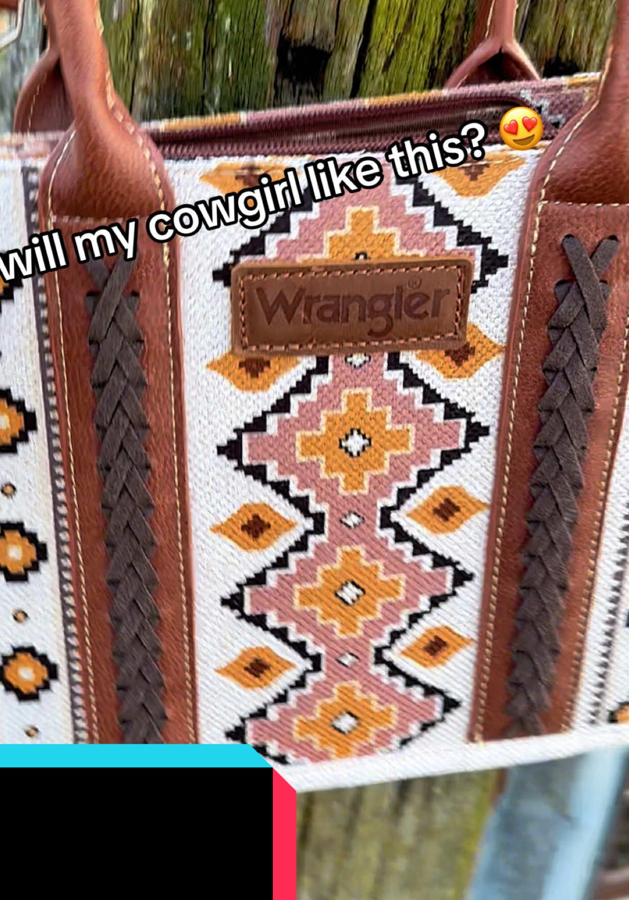 This Wrangler tote is giving major Southwestern cowgirl vibes + Whether you're headed to the rodeo or just running errands, this bag turns every outfit into a statement. The detail, the fringe, the vibe? Chef's kiss I Saddle up, bestie - your new favorite bag is calling #WesternStyle #CowgirlAesthetic #WranglerVibes #SouthwesternStyle #WesternFashion #FringeBag #CowgirlStyle #WesternOOTD #RodeoReady #CountryGirls #ToteBagGoals #FallFashion2025 #WesternChic #BohoWestern #WranglerStyle #RusticFashion #CowgirlVibes #WesternTrend #DesertStyle #WesternInfluencer 