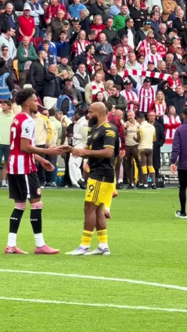 Bryan Mbuemo asking the Brentford players if he can come back after the 3-1 loss against Brentford away #manchesterunited #manutd #mbuemo #brentford 