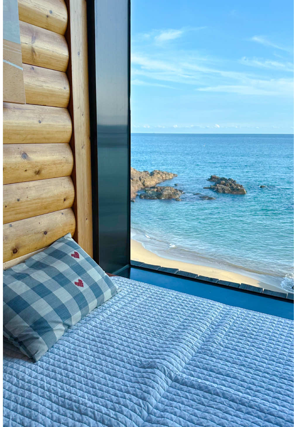 Glamping in South Korea >>> First day and already falling in love with this tiny house stay 🥹✨ The beach view, the cozy vibe, and the calm atmosphere all come together to give the perfect vacation mood 💛🌊☀️ It’s that dreamy mix of glamping and comfort 🫧❤️ sleeping on the sound of waves, enjoying golden sunsets, and feeling completely recharged 🧚🏻💕  #fyp #busan #camping #travel #korea   