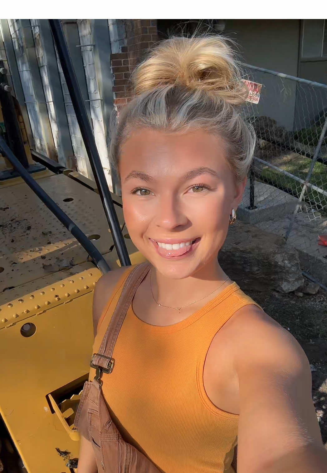 Woke everyone up bright and early on this fine Saturday morning ☺️#operator #demolition #bluecollar #heavyequipment #bluecollarfemale 