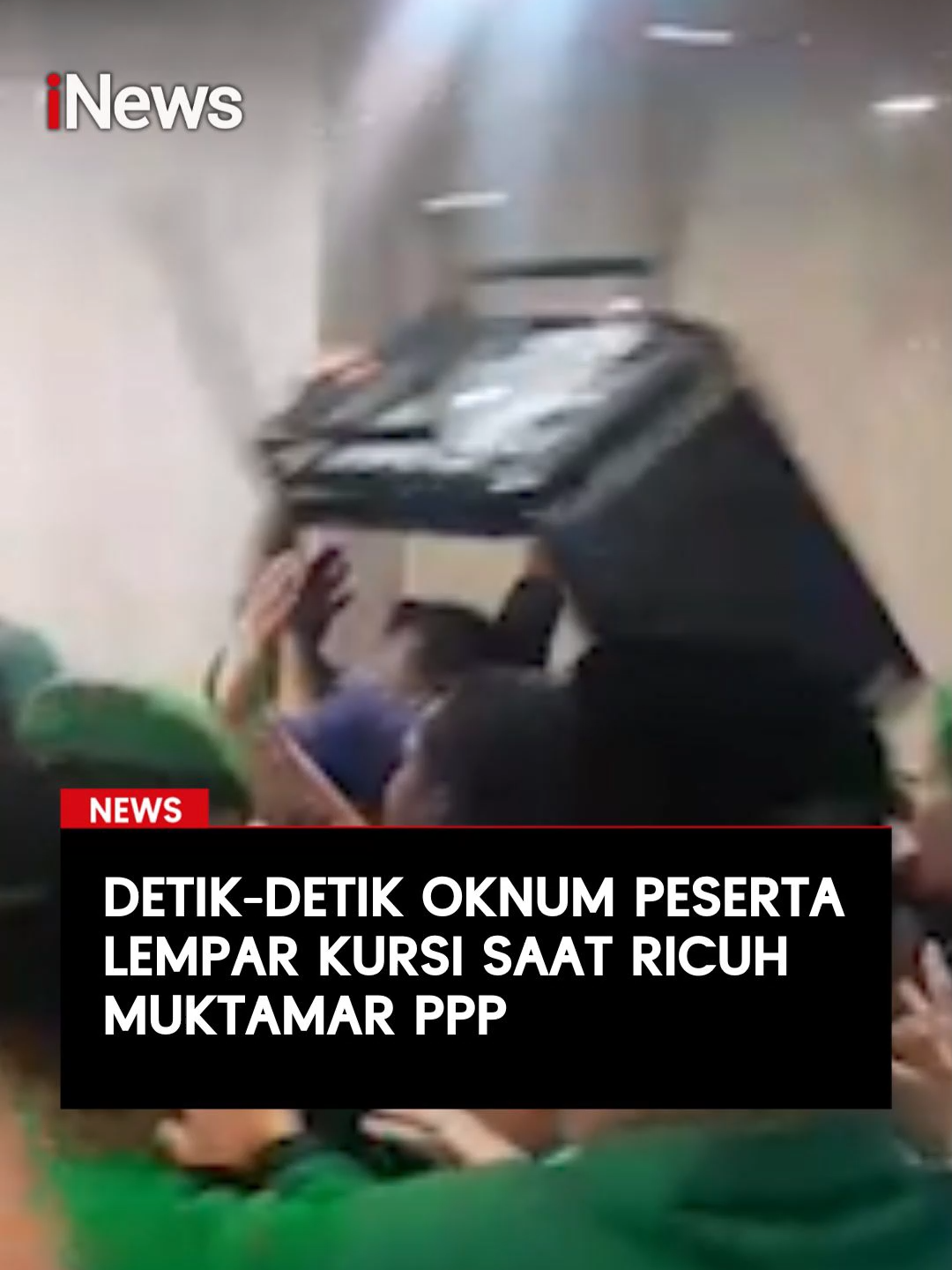 Kericuhan mewarnai pembukaan Muktamar X PPP di Ancol, Jakarta, Sabtu (27/9/2025) sore. Saat Plt Ketua Umum Muhamad Mardiono berpidato, sebagian kader meneriakkan “Perubahan”, sementara lainnya membalas dengan “Lanjutkan”. Suasana sempat mereda dengan sholawat, namun kembali panas setelah acara usai. Di area lobi, adu teriakan berubah jadi perkelahian. Detik-detik menegangkan terjadi ketika sebuah kursi tiba-tiba melayang, membuat situasi makin kacau. Satgas internal PPP langsung turun tangan untuk melerai. Baca selengkapnya di sini: https://www.inews.id/news/nasional/muktamar-x-ppp-di-ancol-sempat-memanas-para-kader-saling-berteriak #MuktamarPPP #PPP #RicuhPPP #Viral #Parpol #Politik #Ricuh #ViralJakarta