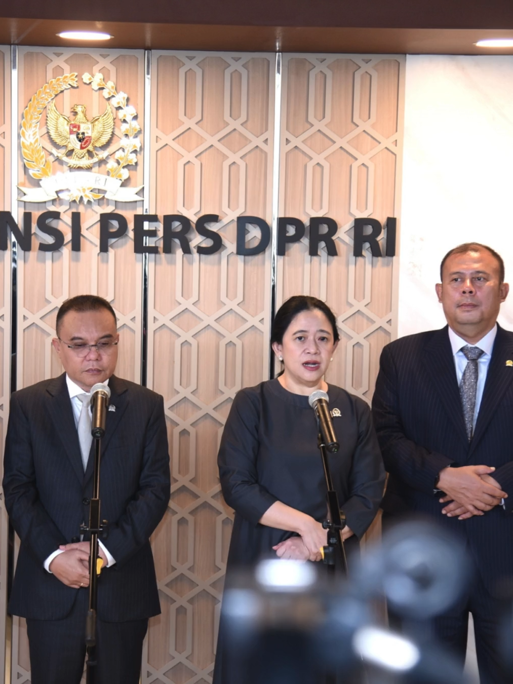 𝗗𝗣𝗥 𝗗𝗲𝘀𝗮𝗸 𝗘𝘃𝗮𝗹𝘂𝗮𝘀𝗶 𝗧𝗼𝘁𝗮𝗹 𝗣𝗿𝗼𝗴𝗿𝗮𝗺 𝗠𝗮𝗸𝗮𝗻𝗮𝗻 𝗕𝗲𝗿𝗴𝗶𝘇𝗶 𝗚𝗿𝗮𝘁𝗶𝘀 𝗨𝘀𝗮𝗶 𝗞𝗮𝘀𝘂𝘀 𝗞𝗲𝗿𝗮𝗰𝘂𝗻𝗮𝗻 𝗠𝗮𝘀𝘀𝗮𝗹 Jakarta – Ketua DPR RI Dr. (H.C.) Puan Maharani menegaskan perlunya evaluasi menyeluruh terhadap Program Makanan Bergizi Gratis (MBG) setelah mencuat kasus keracunan massal di sejumlah daerah. DPR, kata Puan, akan mengoptimalkan fungsi pengawasannya agar program unggulan pemerintah tersebut benar-benar aman sekaligus bermanfaat bagi masyarakat. “Dalam fungsi pengawasannya nanti tentu saja kami akan melakukan pengawasan di tempat-tempat yang mana ada masalah. Misalnya di dapur-dapur MBG atau di sekolah penerima, sehingga bisa terlihat sebenarnya masalahnya ada di mana,” ujar Puan di Kompleks Parlemen, Senayan, Jakarta, Selasa (23/9/2025). Menurutnya, evaluasi harus dilakukan secara menyeluruh, mulai dari standar dapur produksi, proses distribusi, hingga mekanisme pengawasan di sekolah penerima. Dengan begitu, akar persoalan dapat terungkap secara jelas dan langkah perbaikan bisa ditempuh tanpa saling menyalahkan. “Evaluasinya itu harus dilakukan secara total. Jadi jangan saling menyalahkan, tapi kita evaluasi bersama sehingga jangan terulang kembali,” tegas politisi PDI-Perjuangan itu. Puan mengingatkan bahwa MBG merupakan program strategis pemerintah untuk meningkatkan kualitas gizi anak bangsa. Karena itu, keberhasilan program harus dijaga lewat pengawasan ketat serta komitmen dari seluruh pihak yang terlibat. “Marilah kita bekerja bersama dalam membangun bangsa dan negara dengan bergotong royong. Fokus kita adalah memperbaiki, bukan mencari kambing hitam,” ucapnya. Kasus keracunan makanan gratis di beberapa daerah belakangan ini telah menimbulkan keprihatinan publik. Sejumlah pihak menilai lemahnya pengawasan distribusi dan standar penyediaan makanan menjadi faktor pemicu. Menutup pernyataannya, Puan menekankan pentingnya sinergi antara DPR, pemerintah pusat, pemerintah daerah, serta penyedia layanan makanan. “Keamanan dan kualitas gizi harus menjadi prioritas. Program ini adalah investasi bagi generasi masa depan, jangan sampai tercederai oleh kelalaian teknis,” tandasnya. #mbg #dpr #fyp #virals #jangkauansemuaorang