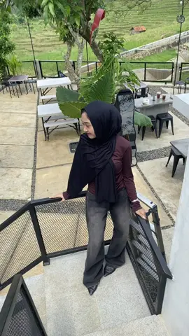 di balik kepribadianku yg selalu di pandang buruk ini,ga ada satupun org org yg tau seberat apa aku bertahan untuk tetap hidup,ga ada yg tau secape apa aku nerima diri sendiri,ga ada yg tau sekeras apa aku berjuang sendirian untuk damai dengan hal hal yg sulit diterima