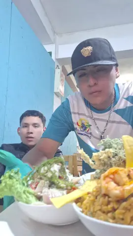 Cliente satisfecho recibiendo su dosis en la @Cevichería Delicias Del Mar con @El Loco pez hasta los más machos de los machos se enamoran wuau que tal belleza 