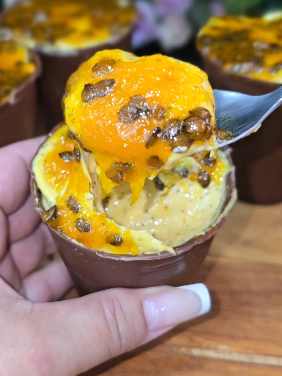✨ Copinhos Comestíveis de Chocolate com Mousse de Maracujá ✨ 🍫 Ingredientes da casquinha: 200g de chocolate fracionado 🥭 Mousse cremoso: 1 caixinha de leite condensado 1 caixinha de creme de leite 1 maracujá bem polpudo 1 colher de suco em pó sabor maracujá 4 colheres de leite em pó 🍯 Geleia para finalizar: 1 maracujá 4 colheres de açúcar 🤔 Me conta: qual sabor você escolheria para rechear esse copinho — maracujá, morango ou limão? 👉 Gostou? ✅ Salva essa receita ❤️ Curte ✍️ Comenta 🔗 Compartilha #copinhocomestivel #moussedemaracuja #sobremesafacil #chocolate #docesgourmet 