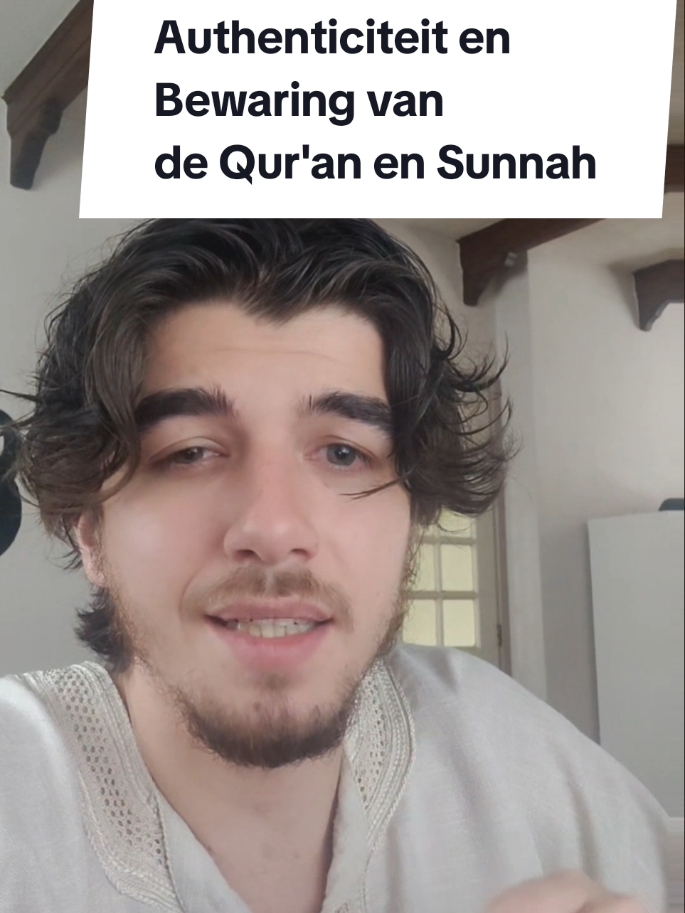 De Qur’an en de Sunnah zijn op unieke wijze bewaard gebleven. Miljoenen mensen reciteren de Qur’an exact zoals de Profeet ﷺ hem doorgaf, en de hadith-wetenschap ontwikkelde het strengste controlesysteem uit de geschiedenis. Dit is de vervulling van Allāh’s belofte om Zijn religie te beschermen. Bronnen: Qur’an: Soerah al-Ḥijr 15:9 Hadīth: Sahīh al-Bukhārī (inleiding), Sahīh Muslim (Muqaddimah) Tafsīr & geleerden: Ibn Kathīr, al-Suyūtī, Imām al-Bukhārī Wetenschappelijke context: Margoliouth – Mohammed and the Rise of Islam W. Montgomery Watt, Muhammad at Mecca (Oxford: Clarendon Press, 1953) Nederlandse Qur’anvertaling: De Edele Qur’an – Arabisch met Nederlandse vertaling, Sofjan S. Siregar, 3e druk, ICCN (geciteerd onder citaatrecht; licht gemoderniseerd voor begrijpelijkheid) Disclaimer: Deze video is bedoeld ter kennisoverdracht en motivatie, en vervangt geen diepgaande studie bij erkende geleerden. Deze video is gebaseerd op authentieke tafsīr. Persoonlijke reflectie is gemarkeerd als zodanig en geen officiële uitleg.