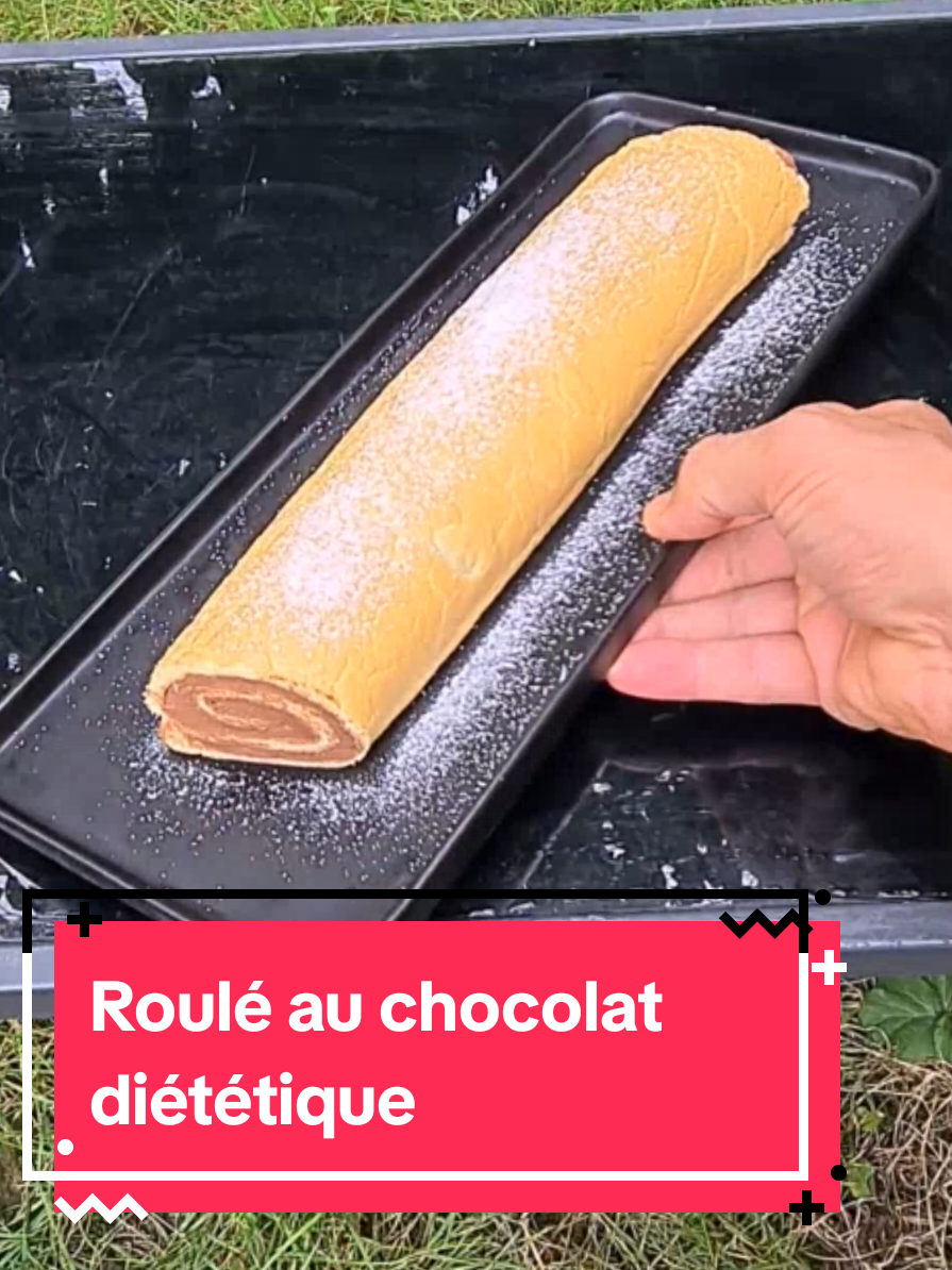 🍫 Roulé au Chocolat Diététique Sans Farine et Sans Sucre 📝 Ingrédients : Pour la génoise : 4 à 5 œufs 1 pincée de sel Pour la crème chocolat : 8 petits suisses (0 % de préférence) 2 c. à soupe de cacao en poudre non sucré 3 à 4 c. à soupe de miel (ou sirop d’agave/édulcorant au choix) 1 c. à café d’extrait de vanille (Optionnel) un peu de sucre glace pour la décoration 👨‍🍳 Déroulé de la recette : 1. Préparer la génoise : Séparer les blancs des jaunes. Monter les blancs en neige ferme avec une pincée de sel. Ajouter délicatement les jaunes aux blancs. Étaler la préparation sur une plaque recouverte de papier cuisson. Cuire 10 min à 180°C. 2. Préparer la crème chocolat : Mélanger les petits suisses, le cacao non sucré, le miel et la vanille. Bien fouetter jusqu’à obtenir une crème homogène. 3. Assembler le roulé : Une fois la génoise refroidie, étaler la crème chocolat dessus. Rouler délicatement la génoise garnie. Saupoudrer d’un peu de sucre glace (facultatif). Réserver 30 min au frigo avant dégustation. ⚡ Macros (pour 1 part sur 8 parts, environ) : Calories : ~135 kcal Protéines : ~8 g Glucides : ~12 g Lipides : ~4 g (selon le miel utilisé et la taille des œufs) #RecetteHealthy  #GateauProteiné  #DessertLight  #SansFarine  #CuisineHealthy 