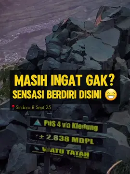 Pertama kali dulu, saya takut banget berdiri disini, setelah dipaksain, posenya awkward bangeeet 😅😅 (foto di kolom komen) Pastikan sampai sini jam 5 pagi ya view terbaik karena selain biasanya bersih, bonus sunrise dan lautan Wawan Bintang  😍🤩 salam saya buat mas Harun (naik watutatah diklip kedua) & mas Fahmi (duduk di seberang watutatah) 😎🙌🏻  #sindoro #fyp #sumbingmountain  #pendaki #sunrise    