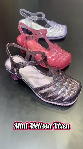 Mini Melissa Vixen☺️✨ o charme que elas amam tá aqui! Com o saltinho queridinho das nossas mini M- Lovers, ela traz elegância, conforto e um toque de princesa em cada passo!🥰 Perfeita pra passeios especiais, festinhas ou pra deixar qualquer look ainda mais fofo🫶🏻 Disponível do 26/27 ao 33  R$219,90 ou em até 4x sem juros  ✨ Receba sua Melissa no conforto da sua casa! ✨ 📦 Entregamos em todo o Brasil 🌎 📲 Faça seu pedido: 📞 (14) 99747-1505 📞 (14) 99858-1505 #ClubeMelissa #saltomelissa #saltocrianca #MelissaOurinhos #Melissa