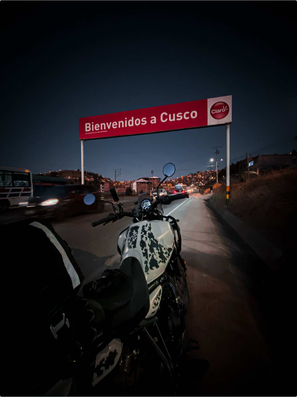 Llegada a Cusco  🇵🇪 🏔️ Después de dos días llegué a Cusco con mucha confianza y satisfacción en mi Himalayan 450 de Royal Enfield. Primera ruta hacia Cusco con Laia. Buenos vientos amigos . . . #himalayan450 #cusco #moto #viaje #royalenfield