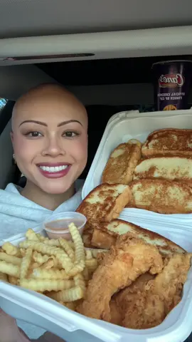 eating raising cane’s in the car 😍 i love raising cane’s especially the sauce and the bread!! @Bloom Nutrition #bloompartner 