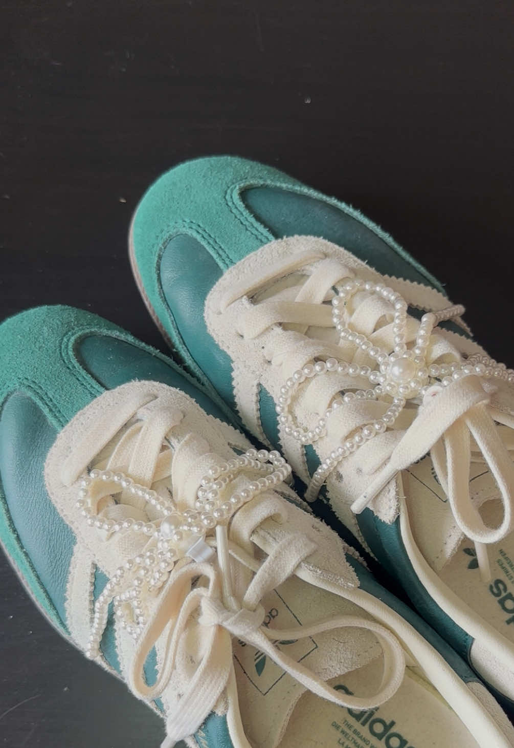 MOOD: DIY pero make it fashion ✨👟 #diygirl #fashionhack #outfitinspo #adidassamba #diyshoes 