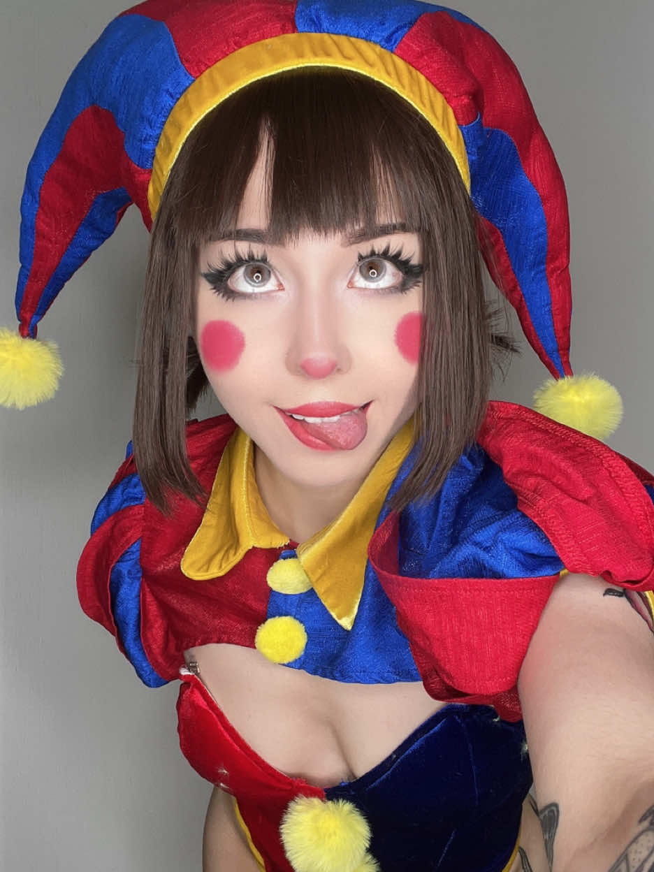 One starts to loose their mind in the digital circus 🤡🌀🎪 #pomni #pomnicosplay #clowngirl 