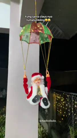 Yung Santa nyo tumatumbling😩🤣 #santaclaus #santa #dancingsantaclaus #climbingsantaclaus 