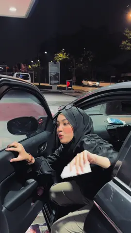 Sister , kereta belakang tengah menunggu , mesti kereta belakang ingat sister tengah buat tutorial how to claim minyak subsidy , da macam nak promote barang , please anyone amek dia untuk buat review 🤣