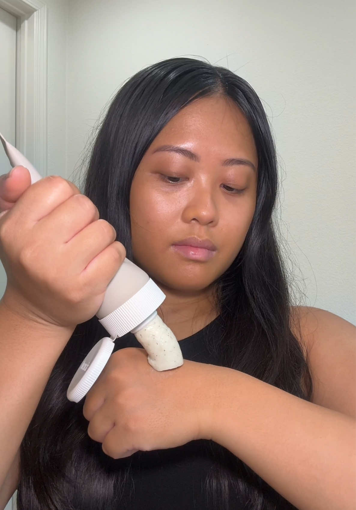 using rice cake to remove makeup and deeply cleanse pores  @Arencia @Arencia  #arencia #arenciacleanser #arenciaricecakecleanser #tiktokshopcreatorpicks #fyp 