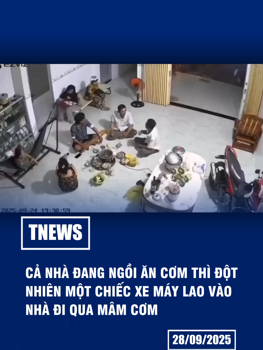 Cả nhà đang ngồi ăn cơm thì đột nhiên một chiếc xe máy phi thẳng vào, điều đáng nói là người ngồi ngoài thì không sao mà người nằm tận bên trong lại bị đụng, đúng là đen thật #tnews #tinmoi #cauchuyencamdong